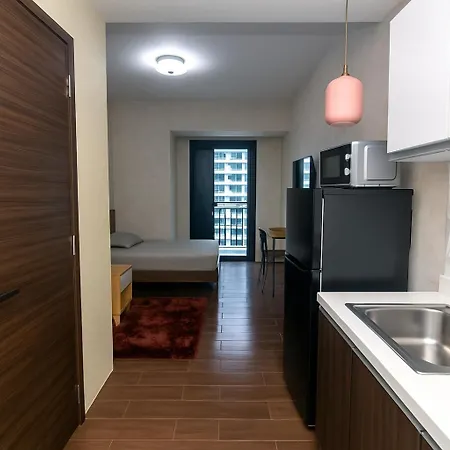 The Plush Pad Makati Ayala Views 300Mb Wifi 1940
